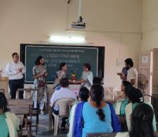 कॉलेज ला LCD प्रोजेक्टर भेट कार्यक्रम 